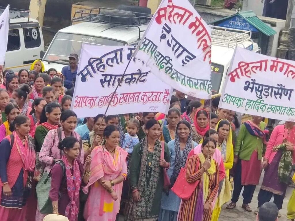 यहां मातृ शक्ति ने सड़क डामरीकरण की मांग को लेकर किया जोरदार प्रर्दशन