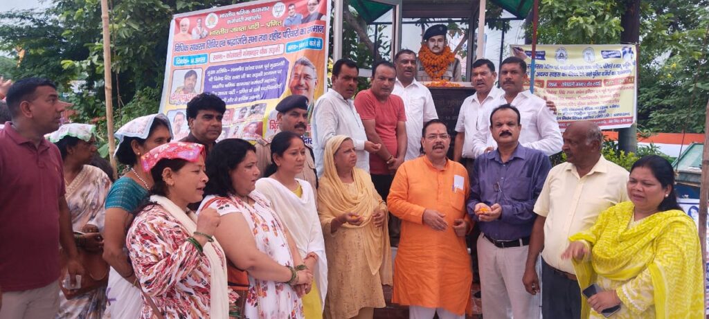 लुटेरों से मुठभेड़ में शहीद हुए पुलिस जवान सुमित नेगी को ग्यारहवीं पुण्य तिथि पर दी गयी श्रद्धांजलि