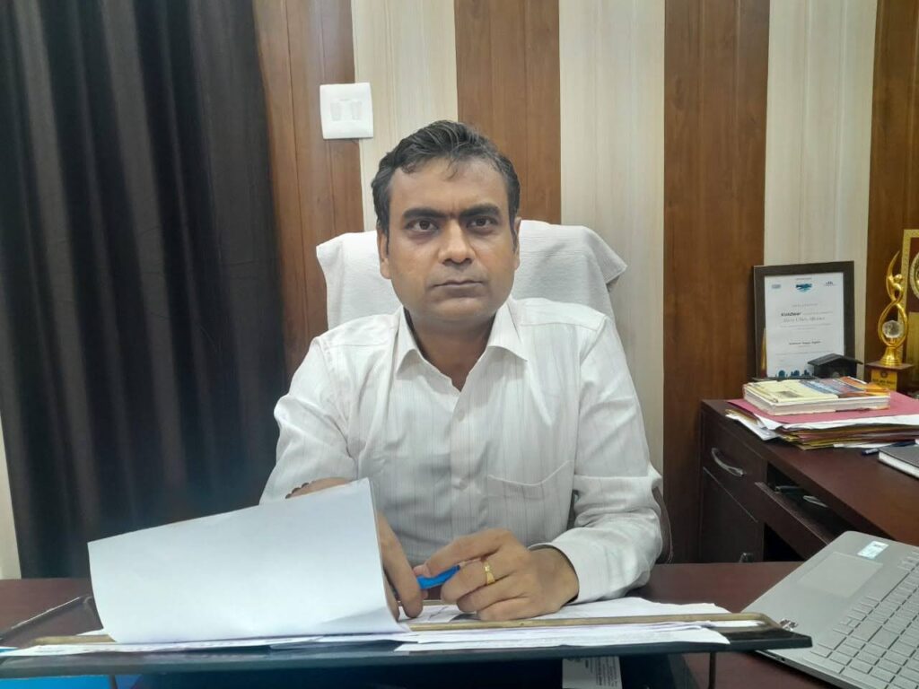सड़क पर कूड़ा डालने वालों की शामत, नगर आयुक्त ने अपनाया सख्त रुख