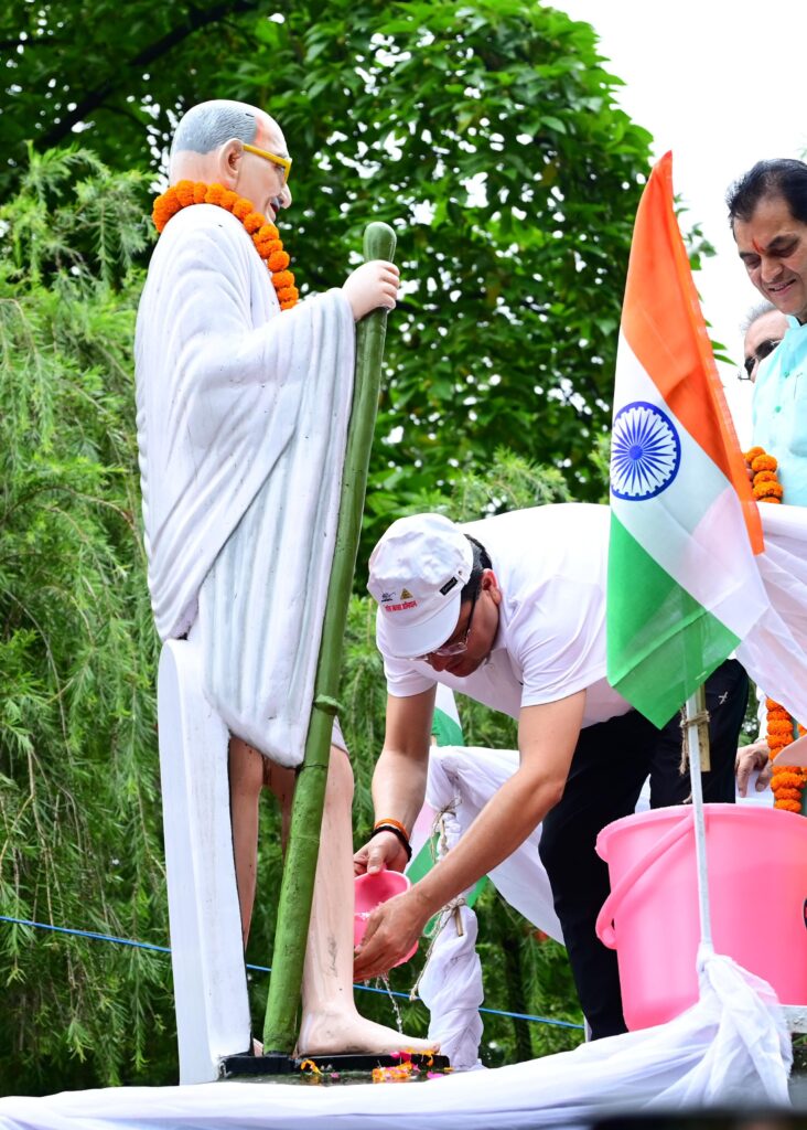 सीएम धामी ने ‘स्वच्छता अपनाओ, बीमारी भगाओ’ कार्यक्रम में की भागीदारी