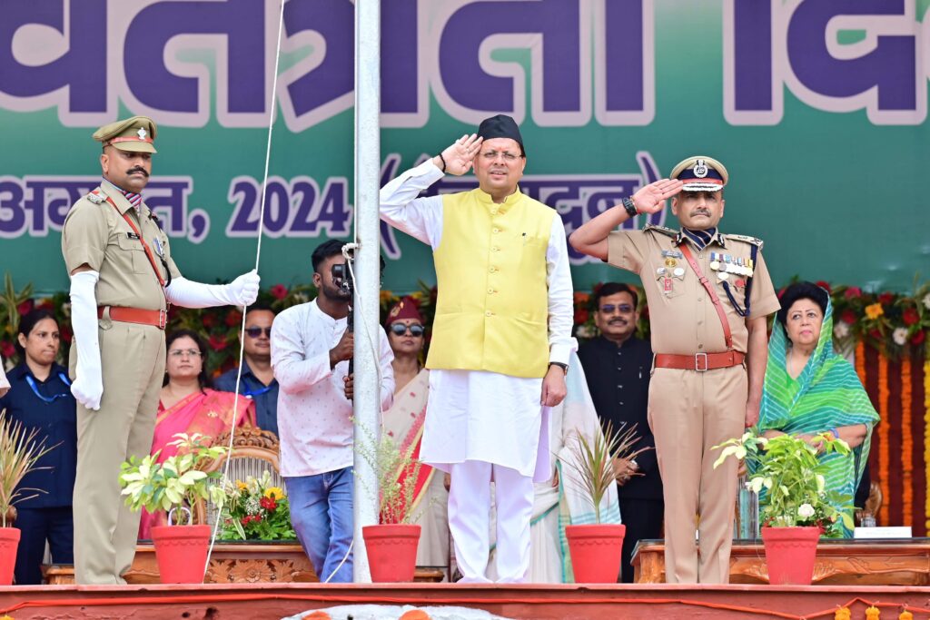 सीएम धामी ने किया स्वतंत्रता दिवस समारोह में ध्वजारोहण, प्रदेशवासियों को दीं शुभकामनाएं