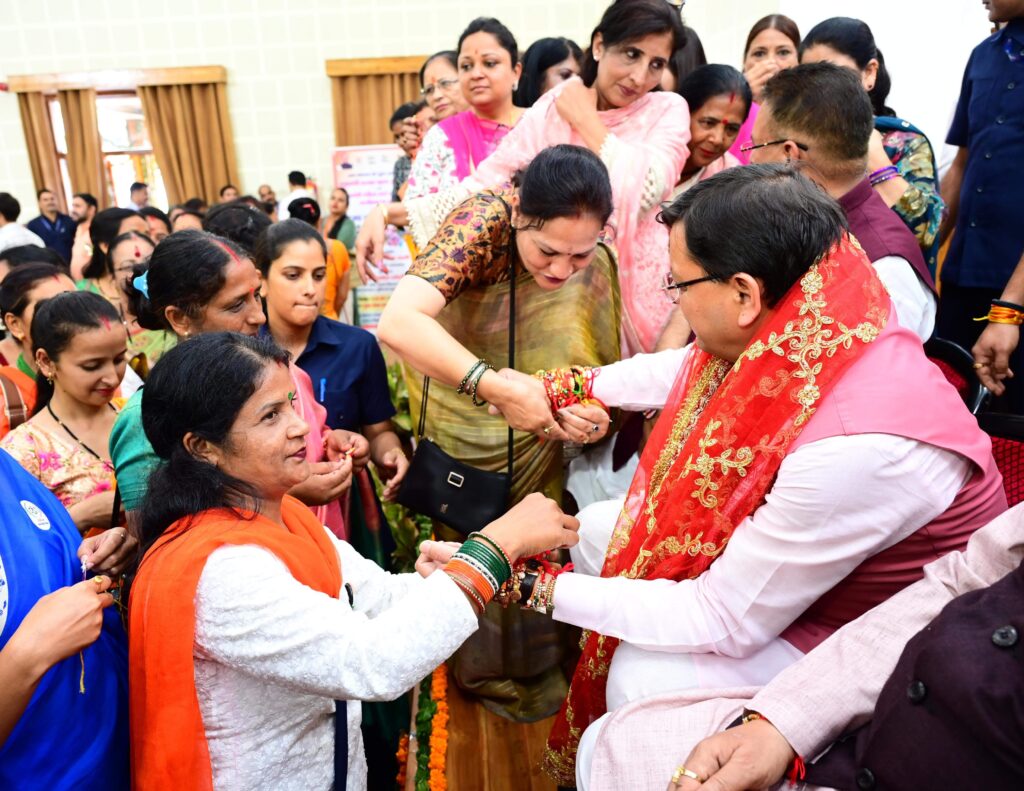 ‘मुख्यमंत्री सशक्त बहना उत्सव योजना’ में पहुंचे सीएम धामी, महिलाओं ने को बांधा रक्षा सूत्र