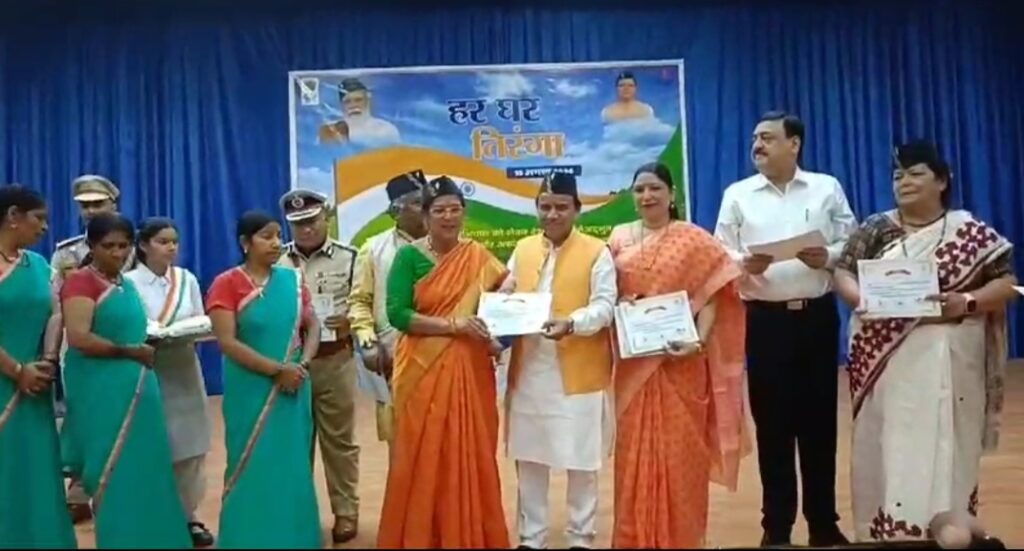 पौड़ी में कैबिनेट मंत्री डॉ. धन सिंह रावत ने कलेक्ट्रेट परिसर में फहराया राष्ट्रीय ध्वज
