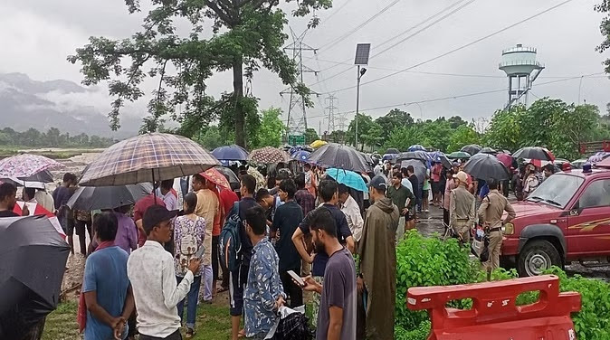 कुमाऊं में बरसाती नाले में बह गया वाहन, मृत किशोरी समेत निकाले गये सात लोग