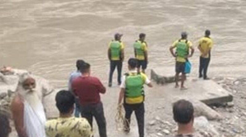 नहाते समय पैर फिसलने से गंगा में डूबा पर्यटक,तलाश जारी