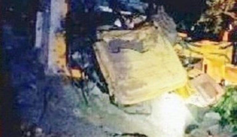 खाई में गिरी हाइड्रा क्रेन, चालक की मौत