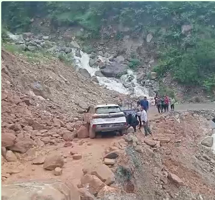 भूस्खलन के बीच फंसा बाहन,बड़ा हादसा टला