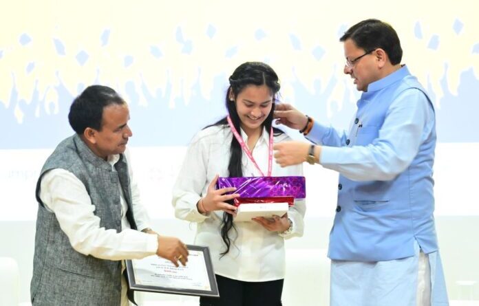 मुख्यमंत्री ने किया 108 मेधावी छात्र छात्राओं को सम्मानित