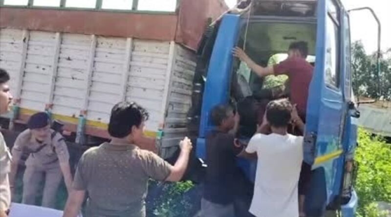 कैंटर वाहन में संदिग्ध अवस्था में शव मिलने से हड़कंप