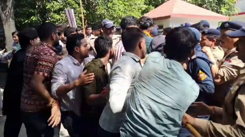 नर्स की रेप के बाद हत्या प्रकरण ने पकड़ा तूल,पुलिस कप्तान कार्यालय का घेराव
