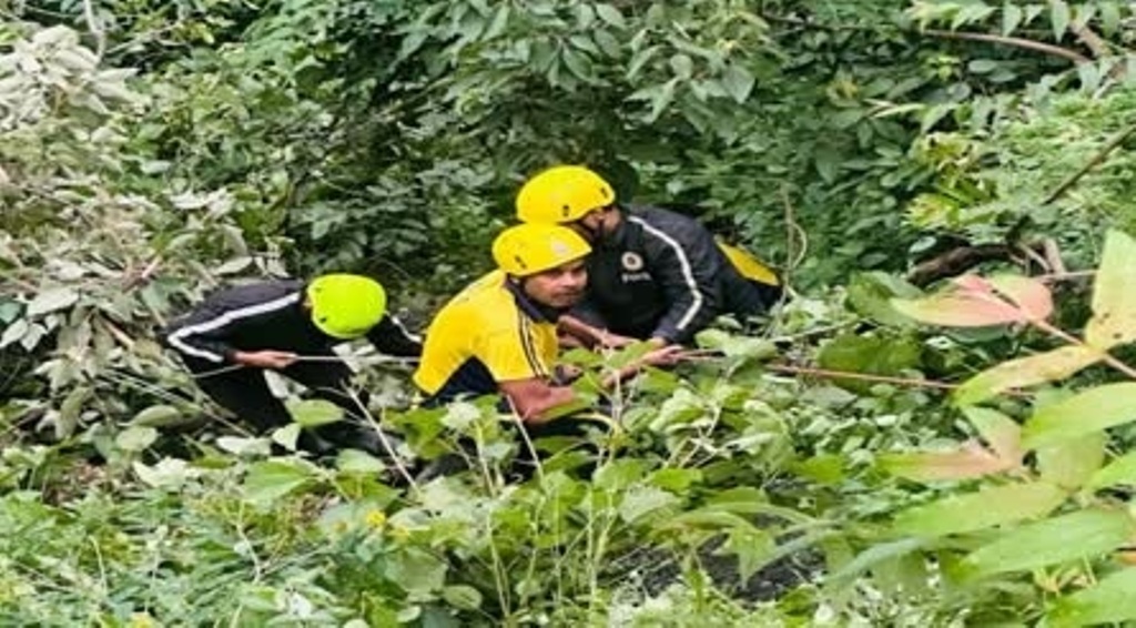 मसूरी रोड़ पर अनियंत्रित होकर खाई में गिरी कार,दो की मौत