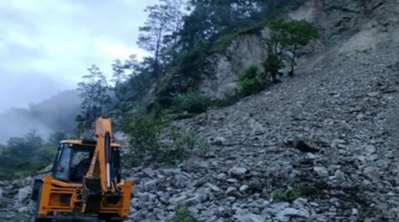 भारी बारिश से टनकपुर पिथौरागढ़ हाईवे बाधित
