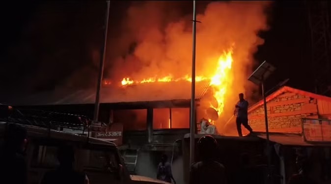 सौ साल पुराने लकड़ी के मकान में लगी भीषण आग,बमुश्किल पाया आग पर काबू