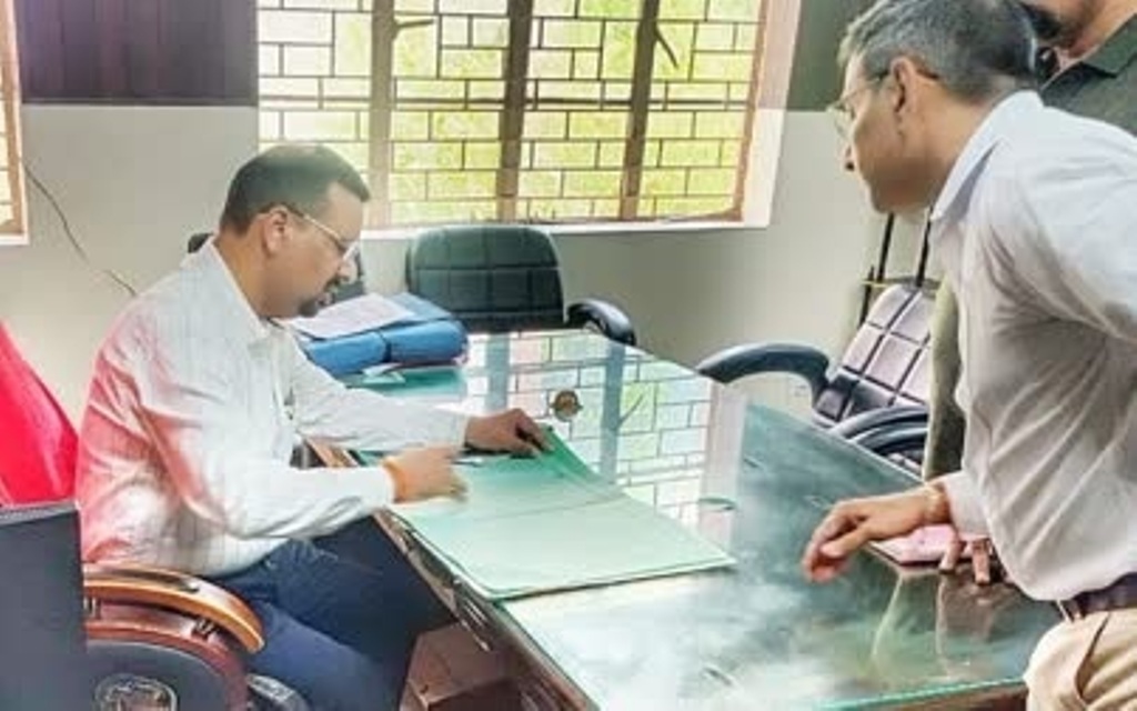 औचक निरीक्षण के दौरान डीएम ने कई अनियमितताएं पकड़ी