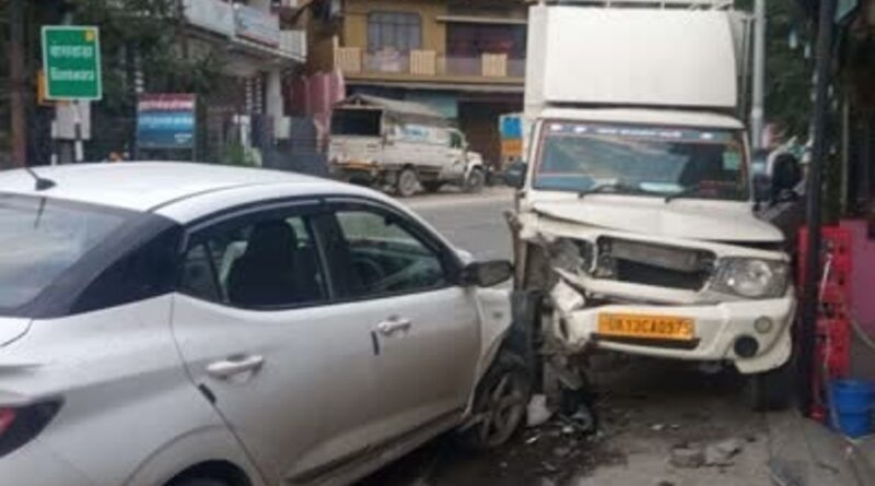 देर रात तेज रफ्तार वाहन ने टक्कर मारकर तीन वाहनों को किया चकनाचूर,एक जख्मी