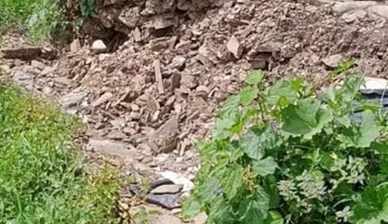 भारी बारिश के बाद आई आठ से अधिक घरों में दरारें