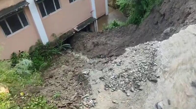 काॅलेज की दीवार तोड़कर कई कमरों में घुसा मलबा,गार्ड ने भागकर बचाई जान