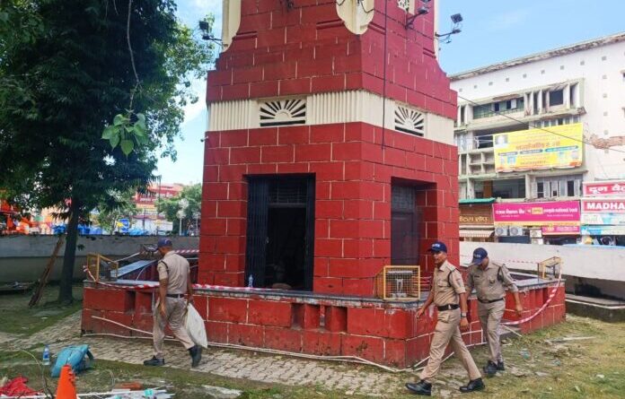 घंटाघर में हुई चोरी के बाद पुलिस ने किया कम्पाउंड सील, जांच शुरू