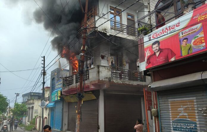 मकान में लगी आग, सामान जलकर राख