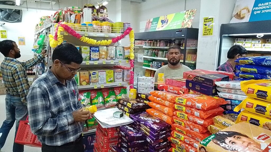 त्यौहारों को देखते हुए खाद्य संरक्षा विभाग की टीम ने की छापेमारी, खाद्य वस्तुओं के लिए नमूने