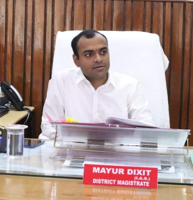 बाहरी लोगों को जमीन बेचने के विरोध में उतरे ग्रामीण, डीएम से की रोक लगाने की गुहार
