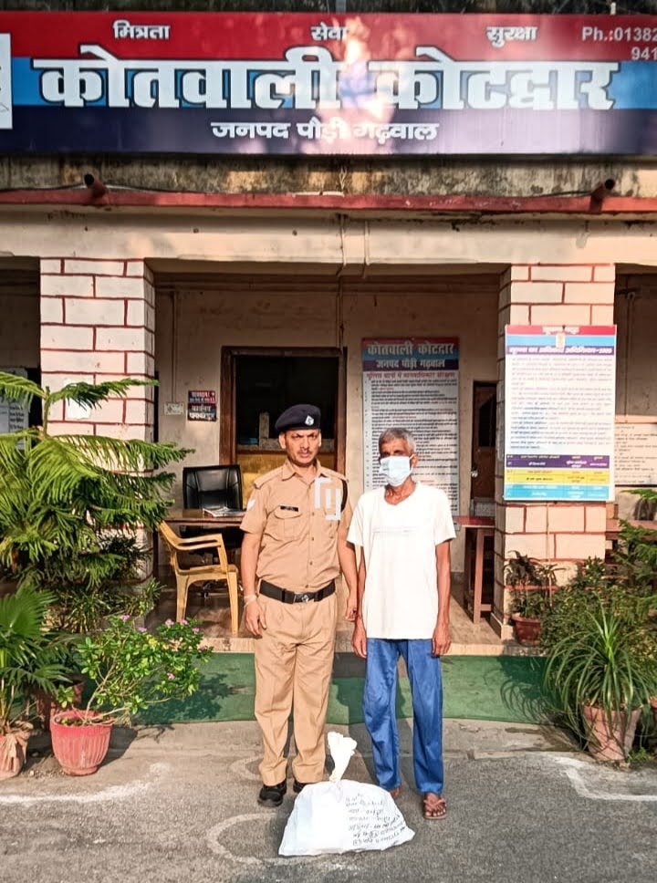 अवैध अंग्रेजी शराब के साथ दबोचा तस्कर, चोरी का अभियुक्त भी चढ़ा पुलिस के हत्थे