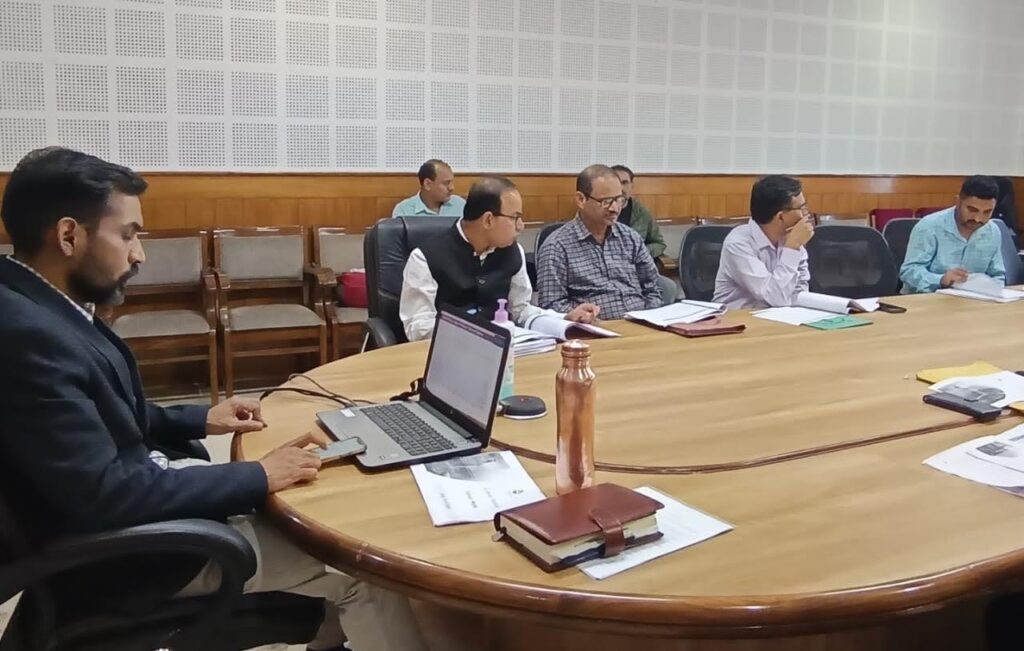 डीएम ने की पेयजल योजनाओं के निर्माण की समीक्षा, सुस्त विभागों के कार्यों की जांच के दिए निर्देश