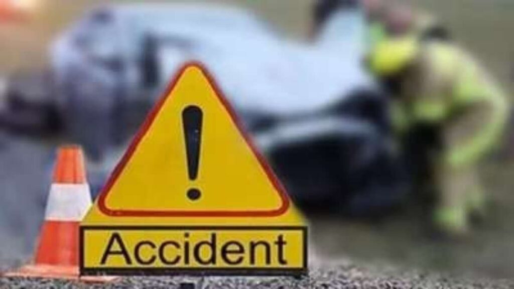 ट्रक और ट्रोले की भीषण टक्कर से लगी आग; दो की दर्दनाक मौत