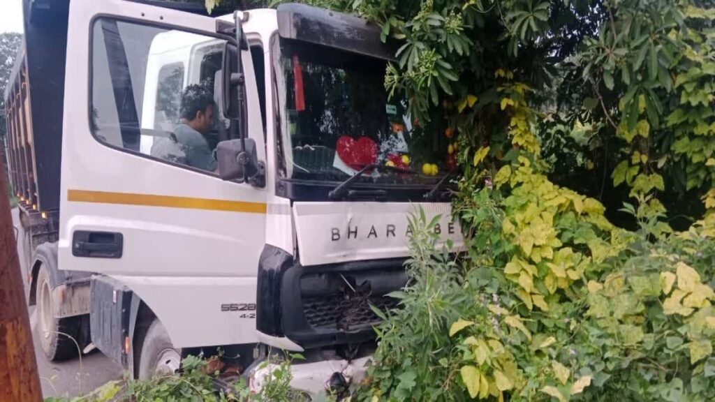 सड़क हादसे में बाइक सवार मां- बेटे की दर्दनाक मौत, तेज रफ्तार डंपर ने मारी टक्कर
