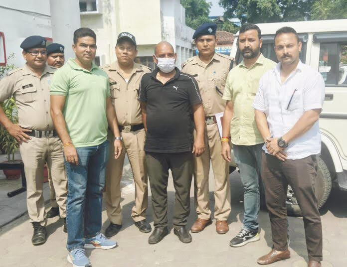 रामलीला के दौरान भाई की हत्या कर फरार आरोपी गिरफ्तार, तमंचा व कारतूस बरामद