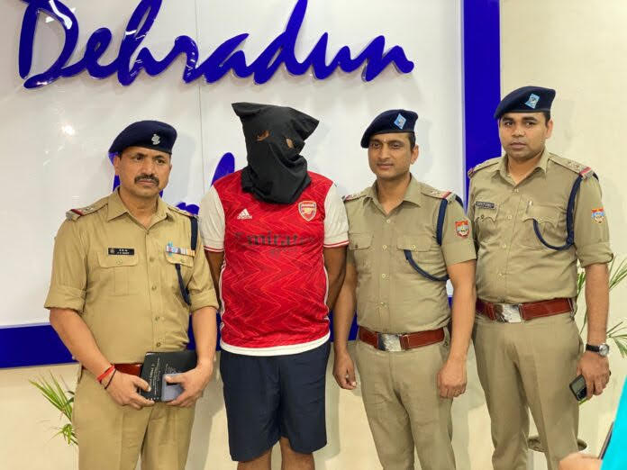 नशे के अवैध कारोबार के खिलाफ बड़ी कार्रवाई, 50 लाख की कोकीन सहित विदेशी पैडलर गिफ्तार