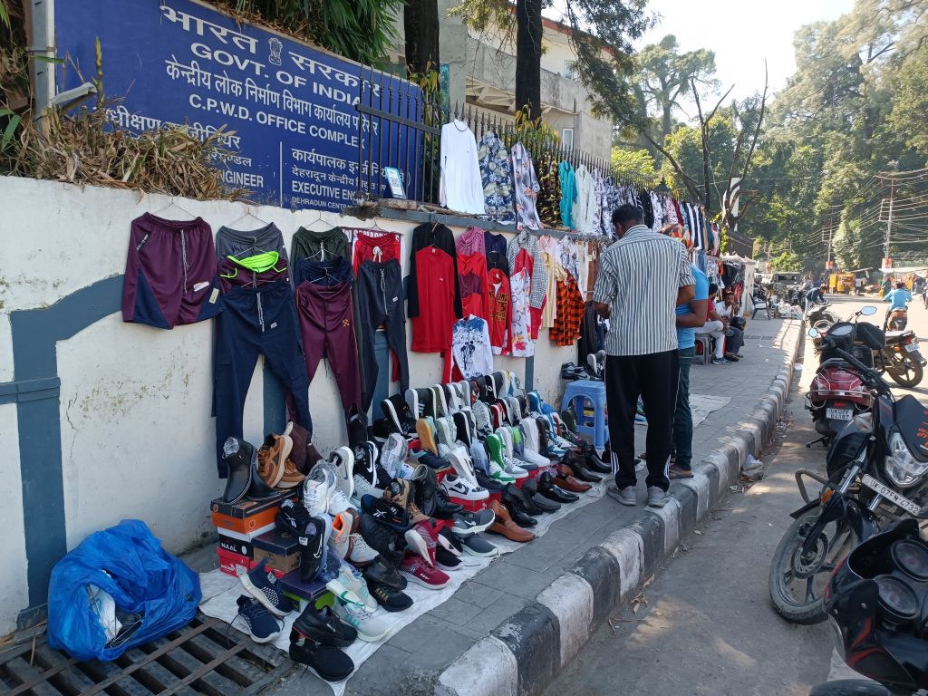 राजधानी के फुटपाथों पर फिर लगने लगीं दुकानें, प्रशासन की चुप्पी पर उठने लगे सवाल