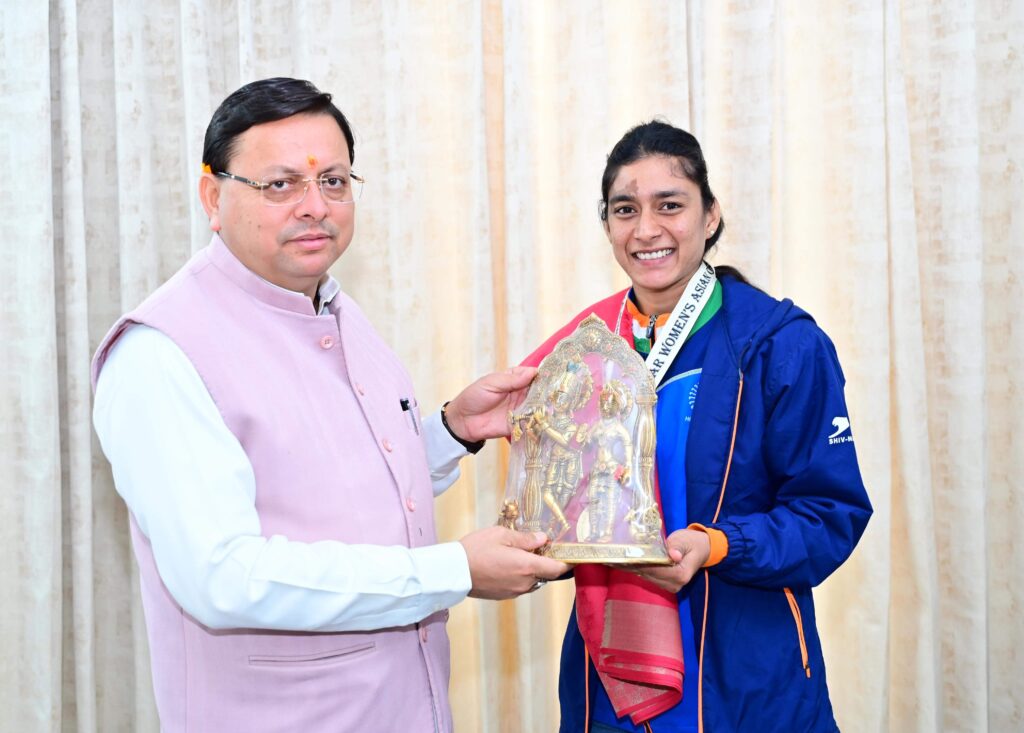 सीएम से मिली एशियाई चैंपियंस ट्रॉफी विजेता महिला हाॅकी टीम की सदस्य मनीषा चौहान, सीएम ने दी बधाई
