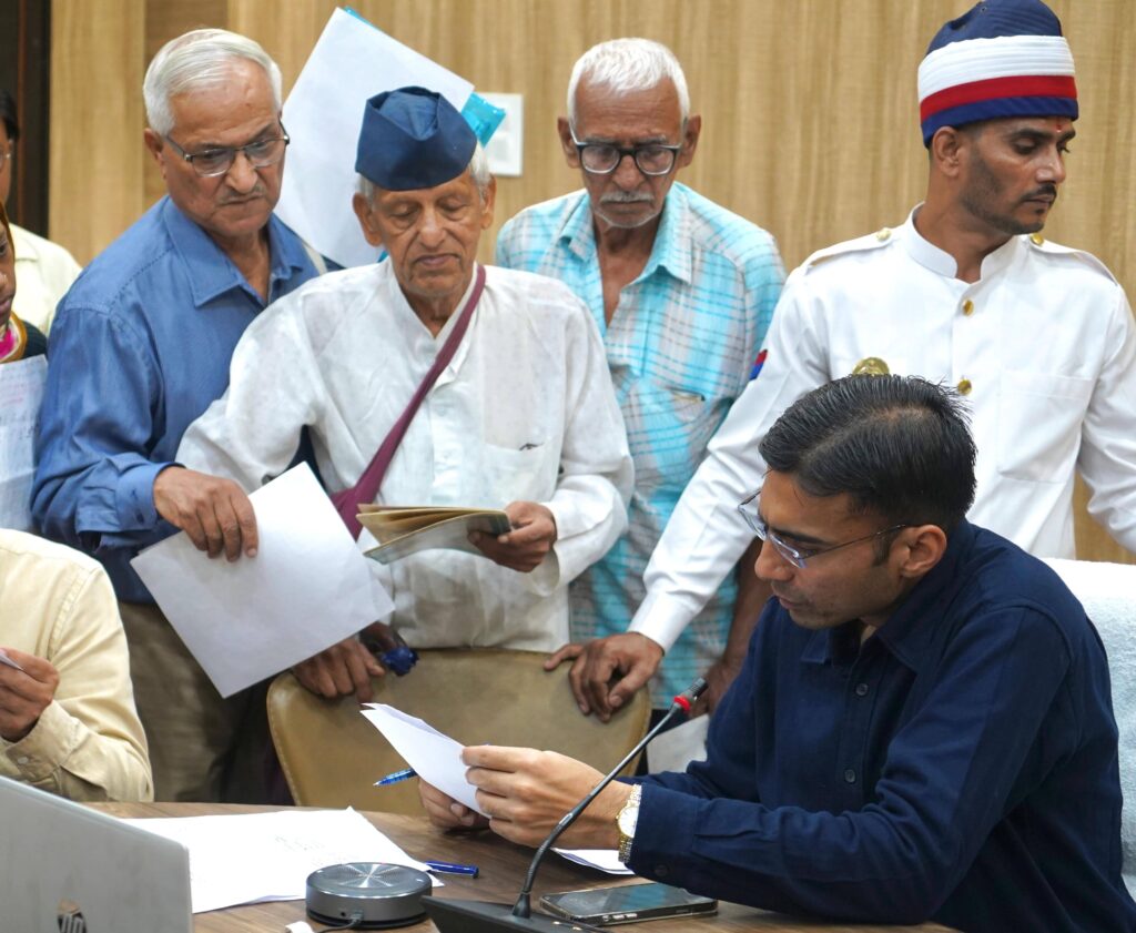 डीएम के जनता दर्शन कार्यक्रम में आईं 76 जन शिकायतें, अधिकारियों को दिए निस्तारण के निर्देश