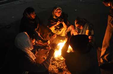 यहां ऊंचाई वाले इलाकों में भारी हिमपात, लोगों ने ठंड से बचने को लिया अलाव का सहारा