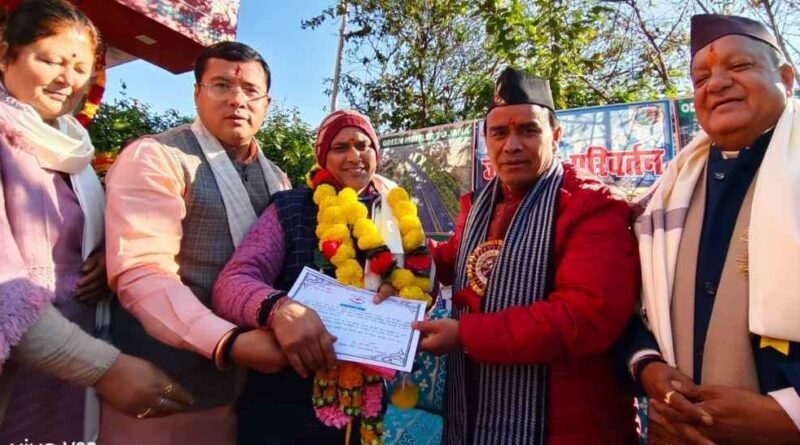 बुनियादी शिक्षा के लिये प्रेरणास्त्रोत है आदर्श विद्यालय कपकोट: डॉ. धन सिंह रावत