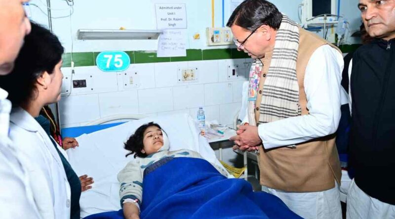 हल्द्वानी पहुंचते ही सीएम ने सबसे पहले सुशीला तिवारी अस्पताल पहुंचकर घायलों का जाना हाल, कहा – हर पीड़ित परिवार के साथ इस दुःख की घड़ी में खड़ी है सरकार