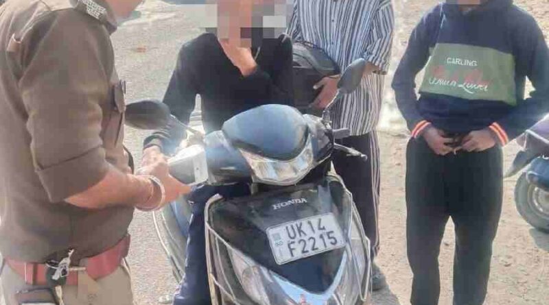 यातायात नियमों के उल्लंघन करने वालों के विरूद्ध दून पुलिस का सख्त रुख जारी, 352 युवाओं के विरुद्ध की गई चालानी कार्यवाही