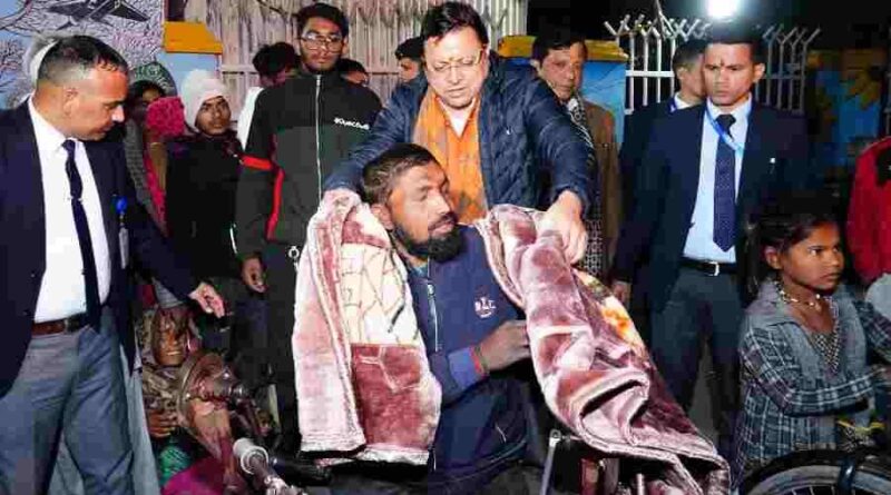 सीएम धामी ने आई.एस.बी.टी, देहरादून में जरूरतमंद लोगों को सर्दी से बचाव हेतु कंबल किये वितरित