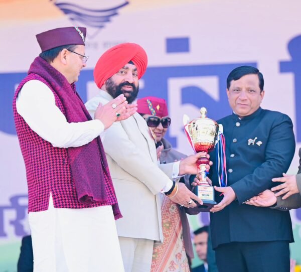 गणतंत्र दिवस पर परेड ग्राउंड में आयोजित राज्य स्तरीय मुख्य कार्यक्रम में 38वें राष्ट्रीय खेल पर आधारित सूचना विभाग की झांकी को मिला प्रथम स्थान