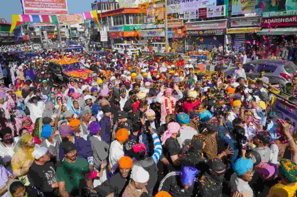 पुष्प वर्षा के साथ नगर परिक्रमा में गूंजे श्री गुरु राम राय जी महाराज के जयकारे, ऐतिहासिक नगर परिक्रमा में दूनवासियों ने गुरु की संगत का किया जोरदार स्वागत