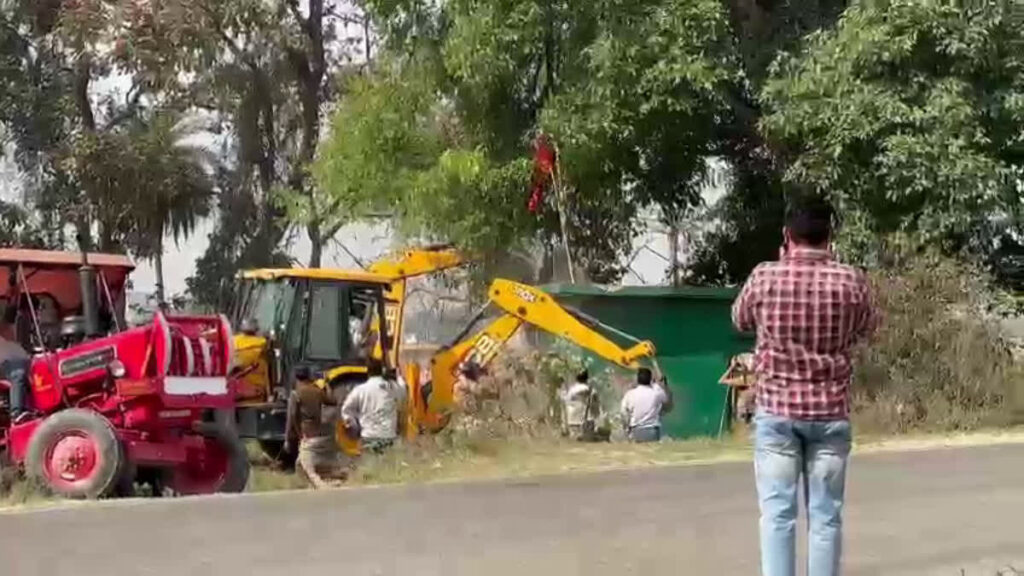 सरकारी भूमि पर बनी मजार पर चला बुल्डोजर