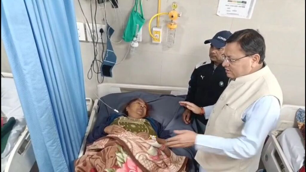 कूट्टू आटे से फूढ प्वाइजनिंगःसीएम धामी ने अस्पताल पहंुचकर मरीजों का हाल जाना