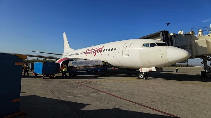 स्पाइसजेट ने ढाई साल बाद जौलीग्रांट एयरपोर्ट पर फिर शुरू की उड़ानें