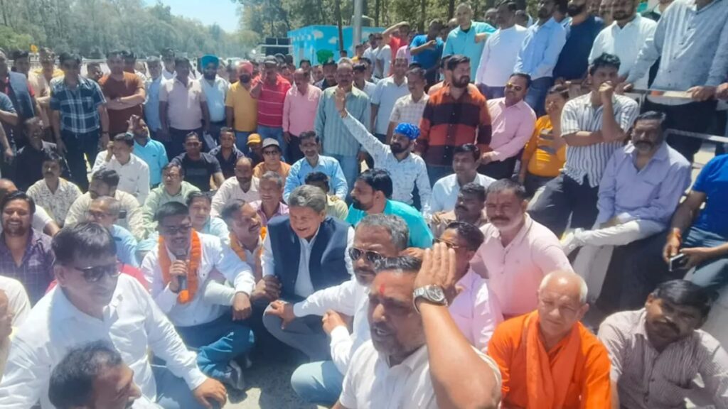  टोल प्लाजा को लेकर कांग्रेस ने किया प्रदर्शन