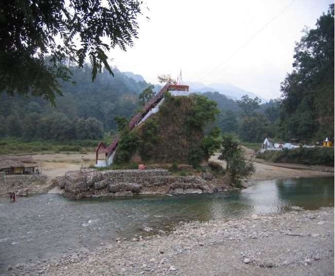 गिरिजा देवी मंदिर में साधना करने पहुंची  विदेशी साध्वी,विवाद की स्थिति बनी
