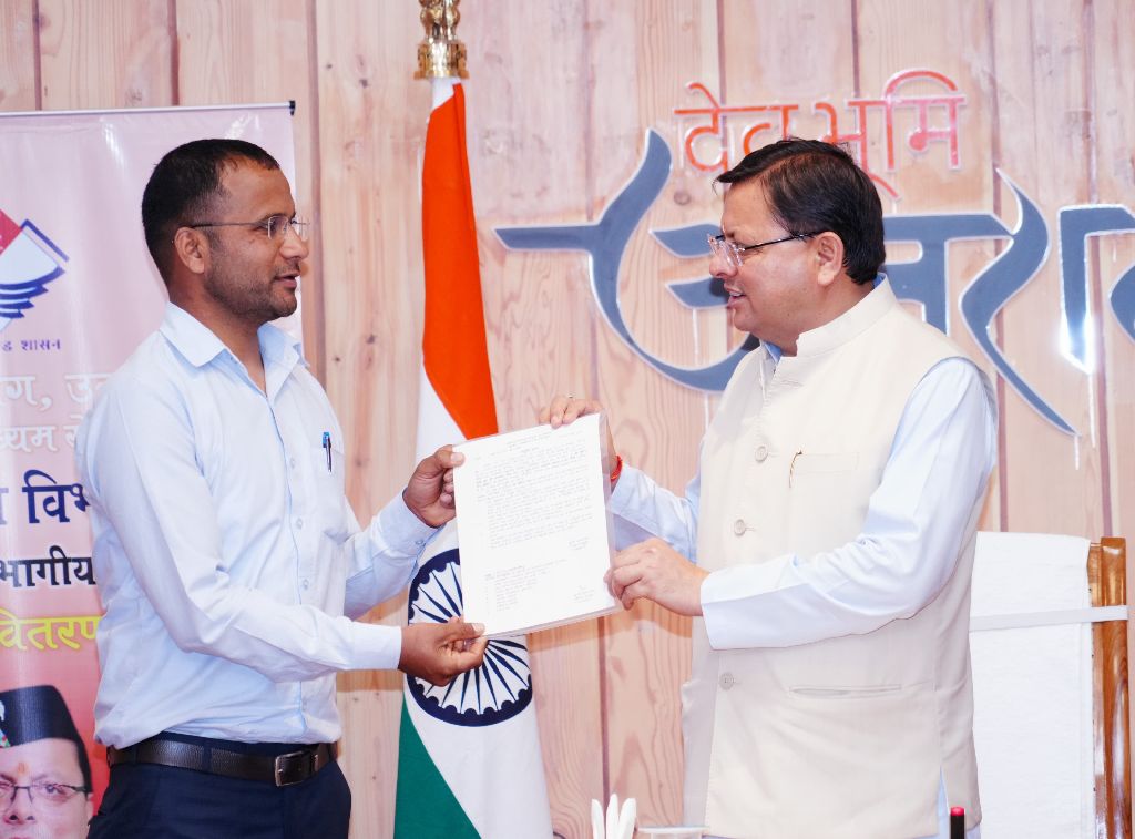 मुख्यमंत्री ने सम्भागीय निरीक्षक पद पर 8 अभ्यार्थियों को दिये नियुक्ति पत्र
