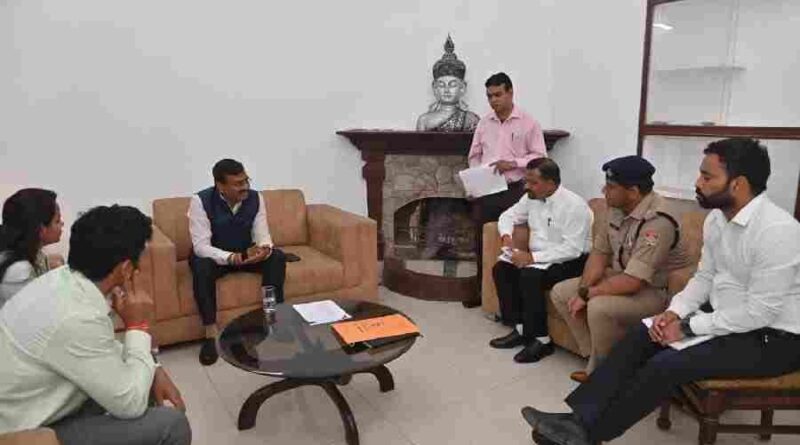 मुख्य सचिव आनन्द बर्द्धन ने हरिद्वार पहुंचकर आगामी 2027 कुंभ और चारधाम यात्रा की तैयारियों को लेकर अधिकारियों के साथ की बैठक