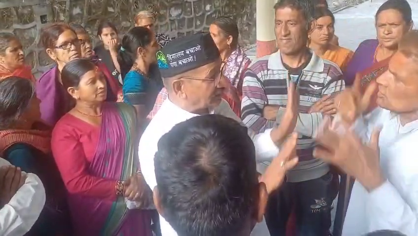 जाखणीधार तहसील कार्यालय शिफ्टिंग का विरोध,ग्रामीणों को समझाने आए विधायक उल्टे पांव लौटे
