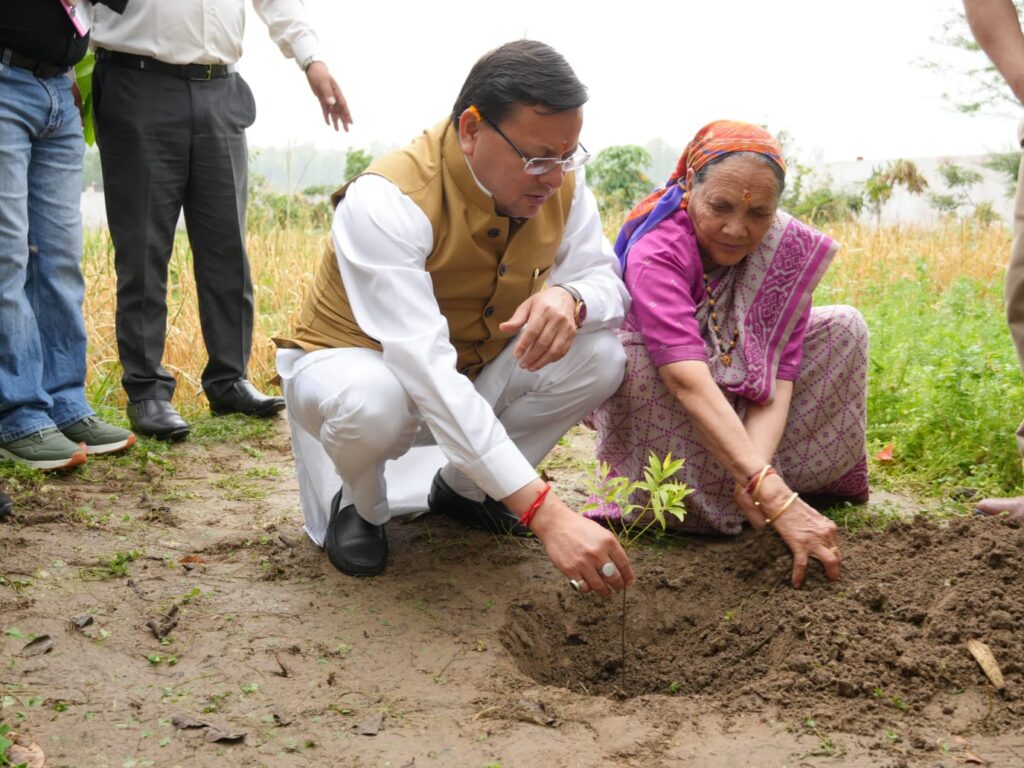 मुख्यमंत्री धामी ने अपनी माता के साथ किया वृक्षारोपण